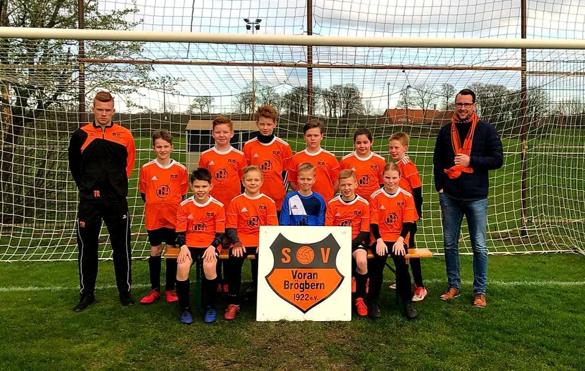 Neue Trikots für die E1-Jugend des SV Voran Brögbern